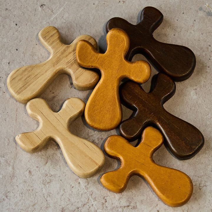 Christianartworkshop Sechsteiliges Taschenkreuz-Set aus Holz: Seine Gnaden für unterwegs - 6 Stück/Set (2 Stück pro Farbe) - image 0