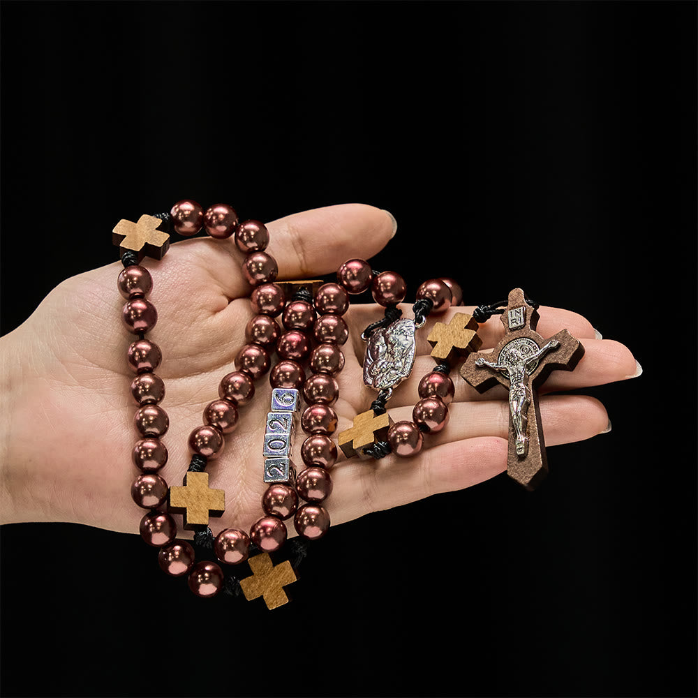 Christianartworkshop Vintage-Holzkreuz und tief weinroter Rosenkranz: Neujahrssegen 2026 mit der Heiligen Familie - Rosenkranz für das neue Jahr 2026 - image 0