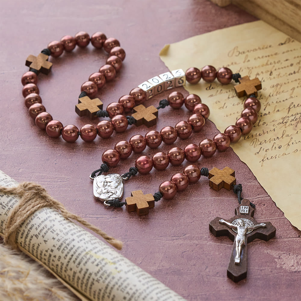 Christianartworkshop Vintage-Holzkreuz und tief weinroter Rosenkranz: Neujahrssegen 2026 mit der Heiligen Familie - image 1