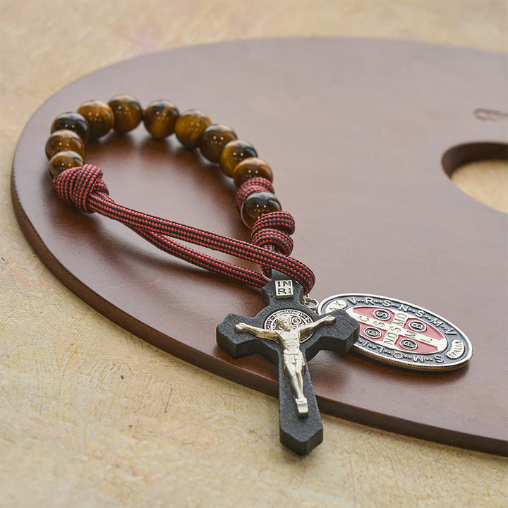 Christianartworkshop Tigeraugen-Taschenrosenkranz mit Mut und Schutz: Medaille und Kreuz des seligen Hl. Benedikt zur Exorzismusverkündung - image 2