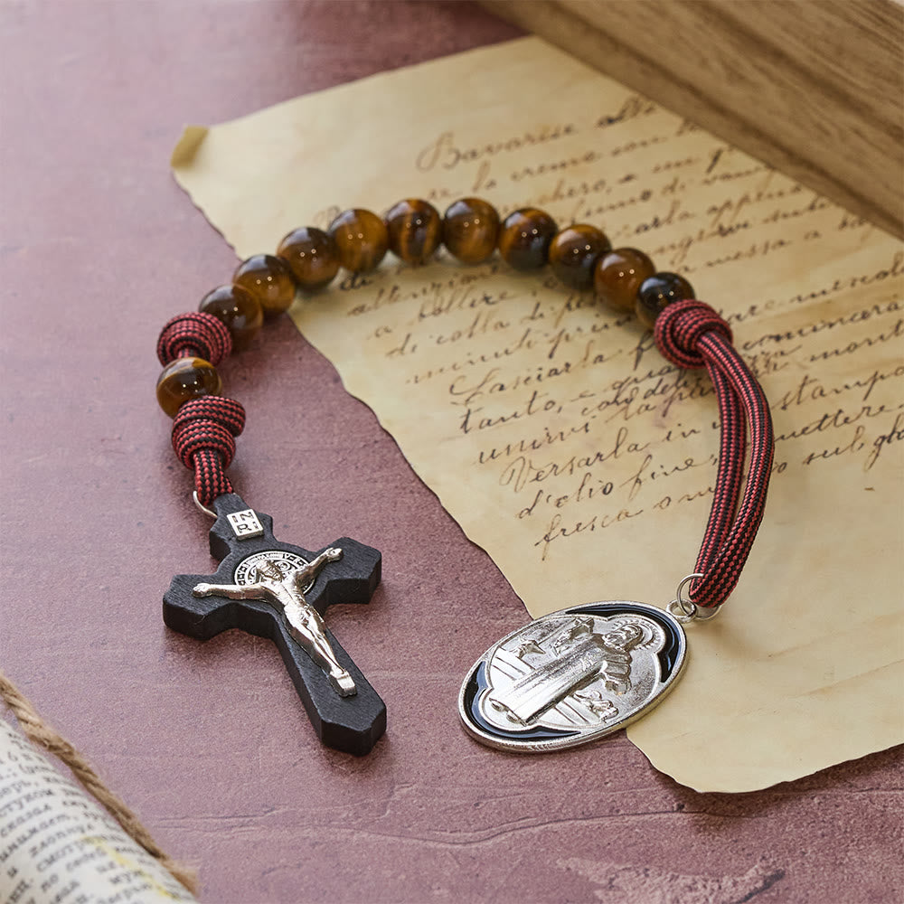 Christianartworkshop Tigeraugen-Taschenrosenkranz mit Mut und Schutz: Medaille und Kreuz des seligen Hl. Benedikt zur Exorzismusverkündung - Der heilige Benedikt und das Kruzifix - image 0