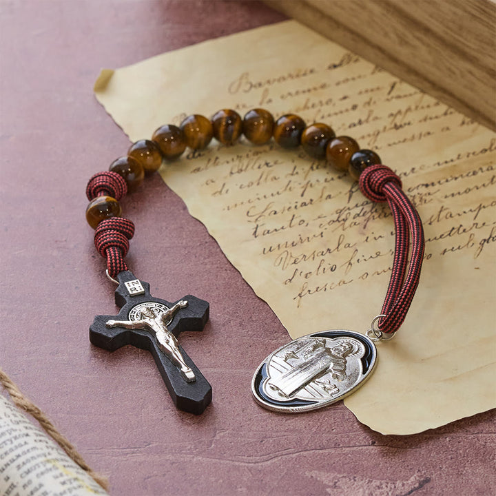Christianartworkshop Tigeraugen-Taschenrosenkranz mit Mut und Schutz: Medaille und Kreuz des seligen Hl. Benedikt zur Exorzismusverkündung - Der heilige Benedikt und das Kruzifix - image 0
