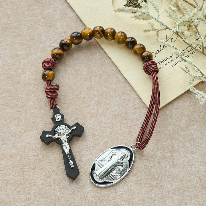 Christianartworkshop Tigeraugen-Taschenrosenkranz mit Mut und Schutz: Medaille und Kreuz des seligen Hl. Benedikt zur Exorzismusverkündung - image 3