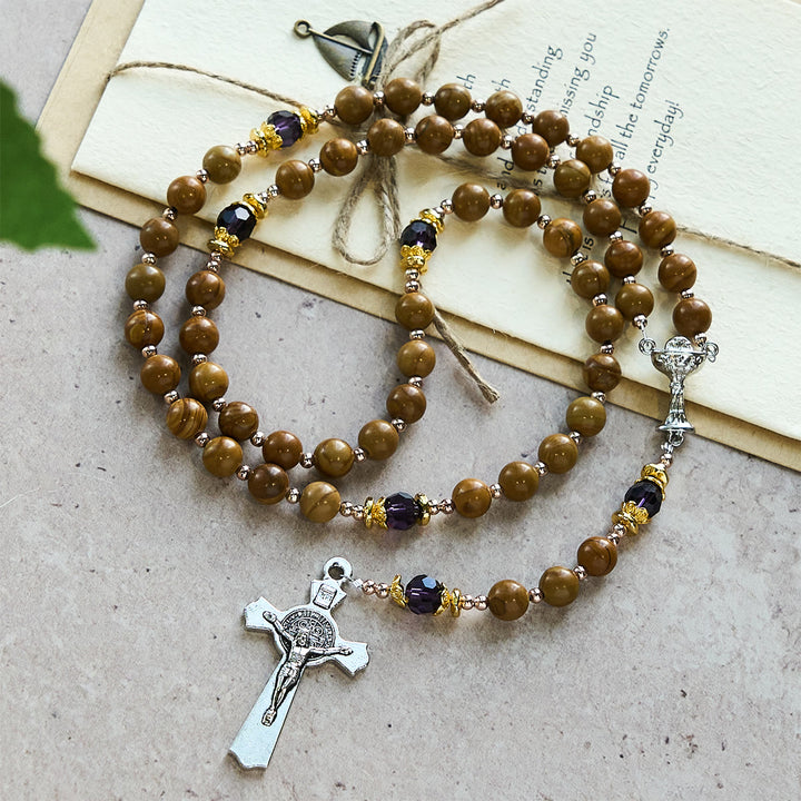 Rosenkranz aus Naturstein in Gelbholzoptik von Christianartworkshop mit Heiligem Gral-Symbol und violettem Akzent - image 2