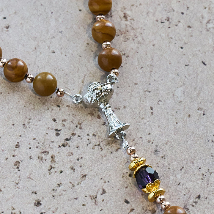 Rosenkranz aus Naturstein in Gelbholzoptik von Christianartworkshop mit Heiligem Gral-Symbol und violettem Akzent - image 8