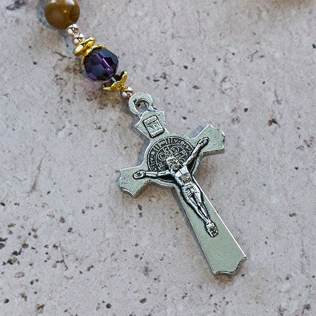 Rosenkranz aus Naturstein in Gelbholzoptik von Christianartworkshop mit Heiligem Gral-Symbol und violettem Akzent - image 9