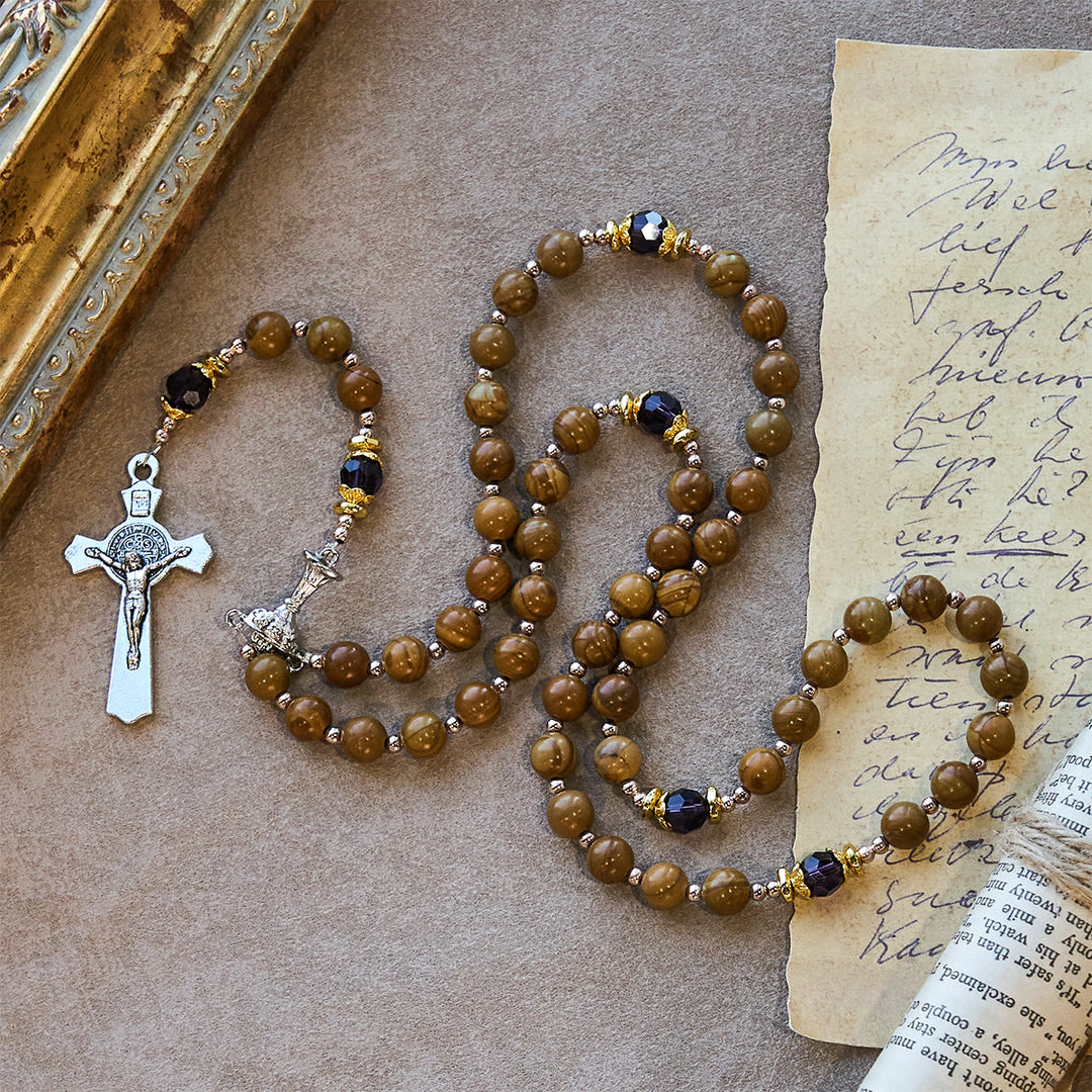 Rosenkranz aus Naturstein in Gelbholzoptik von Christianartworkshop mit Heiligem Gral-Symbol und violettem Akzent - Heiliger Gral & Kruzifix - image 0