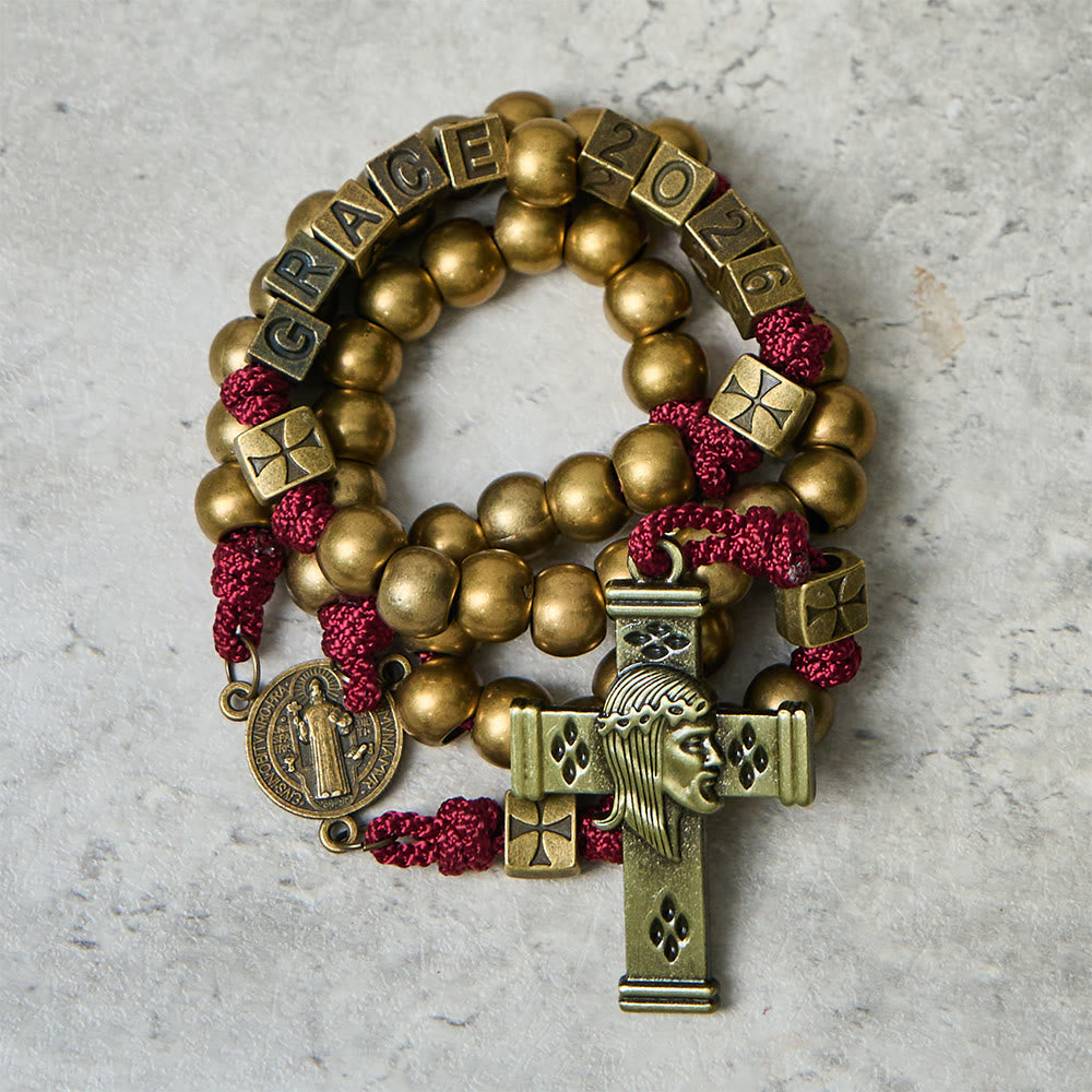 Christianartworkshop Rosenkranz „Grace & Year Bronze Red St. Benedikt“: Gedenkperlen 2026 mit individuellen Initialen - image 2