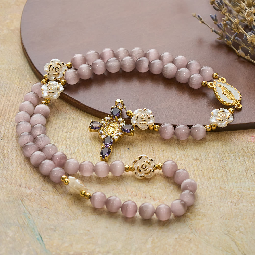 Christianartworkshop Rosenkranz mit Katzenaugen- und Rosenmotiv in Lavendel und Rosa: Heilige Mutter als Mittelpunkt für sanftes Gebet - image 5