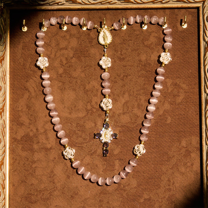 Christianartworkshop Zartrosa Rosenkranz mit Katzenaugenmuster, weißen Rosenperlen und dem Emblem der Heiligen Mutter - Lila - image 8