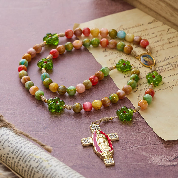 Christianartworkshop Rosenkranz aus grünem Glas und Pastellfarben mit Katzenaugenmotiv und Marienkreuz - image 4
