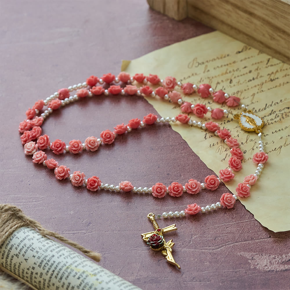 Christianartworkshop Rosenkranz mit zartrosa Kamelie und Marienmotiv: Sanftes Accessoire für den Glauben - image 2
