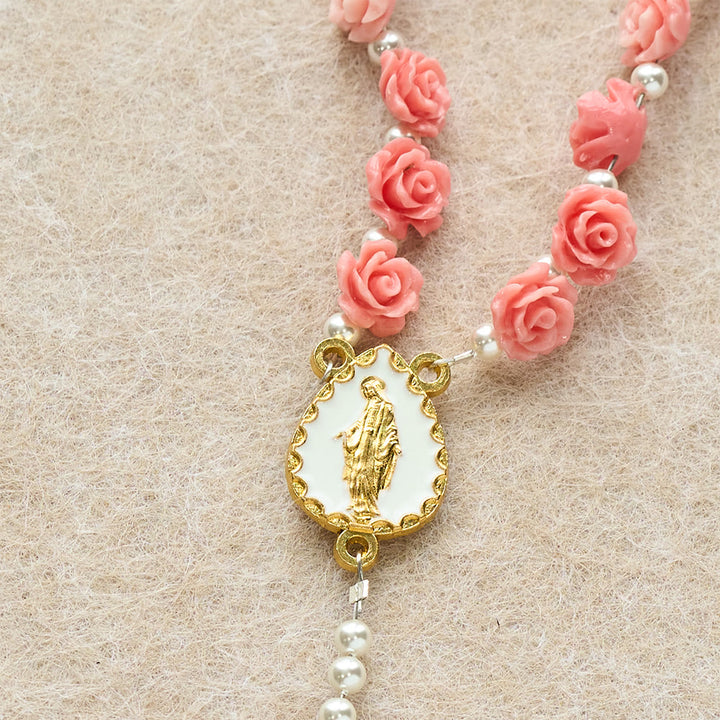Christianartworkshop Rosenkranz mit zartrosa Kamelie und Marienmotiv: Sanftes Accessoire für den Glauben - image 5