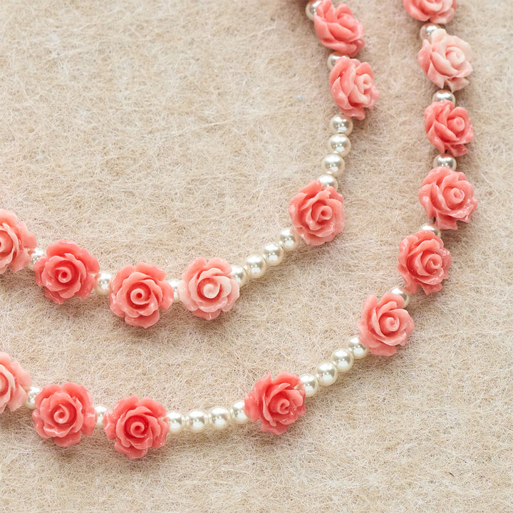 Christianartworkshop Rosenkranz mit zartrosa Kamelie und Marienmotiv: Sanftes Accessoire für den Glauben - image 4