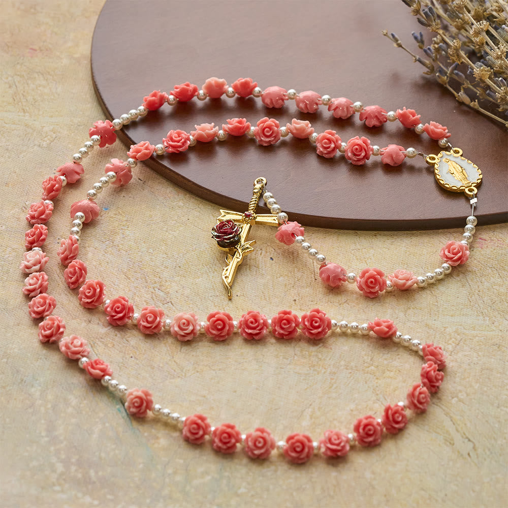 Christianartworkshop Rosenkranz mit zartrosa Kamelie und Marienmotiv: Sanftes Accessoire für den Glauben - image 3