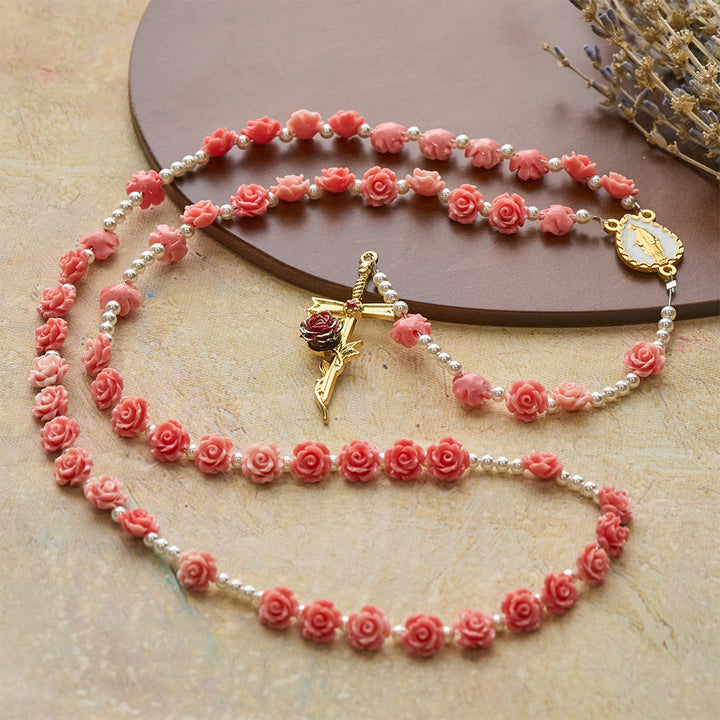 Christianartworkshop Rosenkranz mit zartrosa Kamelie und Marienmotiv: Sanftes Accessoire für den Glauben - image 3