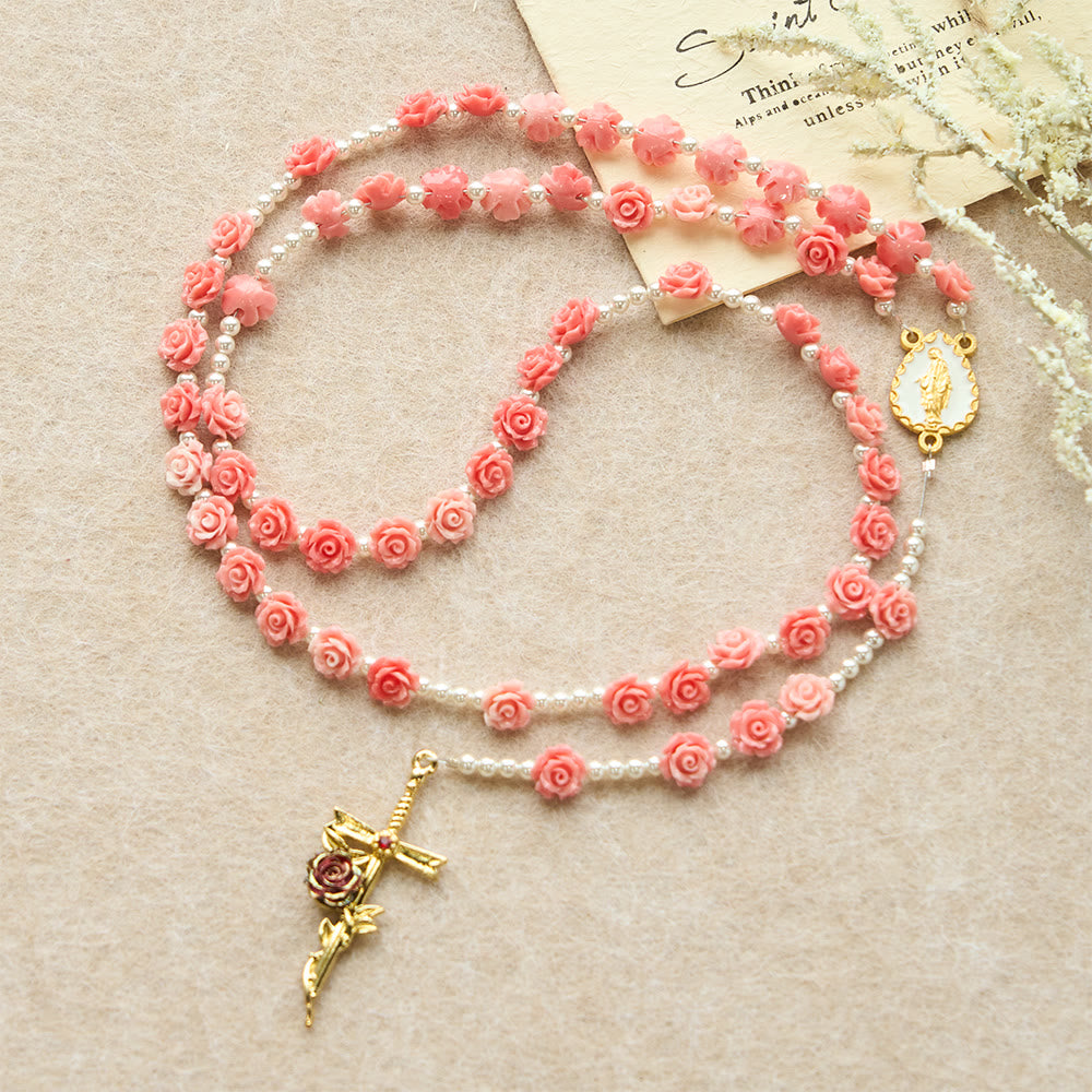 Christianartworkshop Rosenkranz mit zartrosa Kamelie und Marienmotiv: Sanftes Accessoire für den Glauben - Unsere Liebe Frau und das Kreuz - image 0