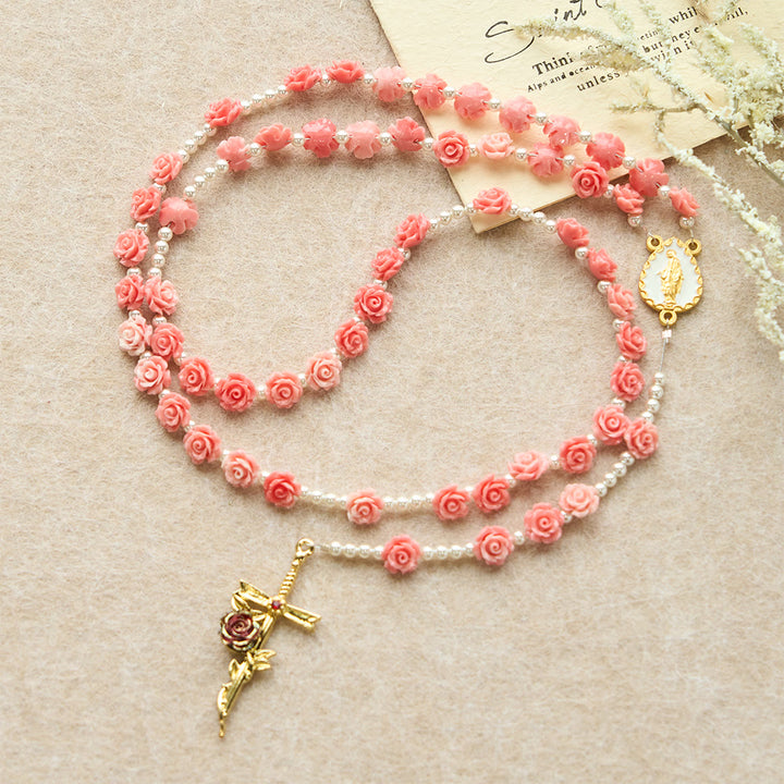 Christianartworkshop Rosenkranz mit zartrosa Kamelie und Marienmotiv: Sanftes Accessoire für den Glauben - Unsere Liebe Frau und das Kreuz - image 0