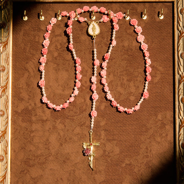 Christianartworkshop Rosenkranz mit zartrosa Kamelie und Marienmotiv: Sanftes Accessoire für den Glauben - image 7