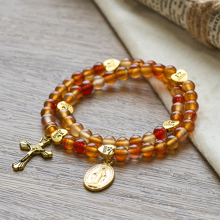 Christianartworkshop Rosenkranzarmband in warmem Karamell mit JESUS-Akzent und Anhänger der Muttergottes - Armbandlänge: 13,78 Zoll / 35 cm - image 0