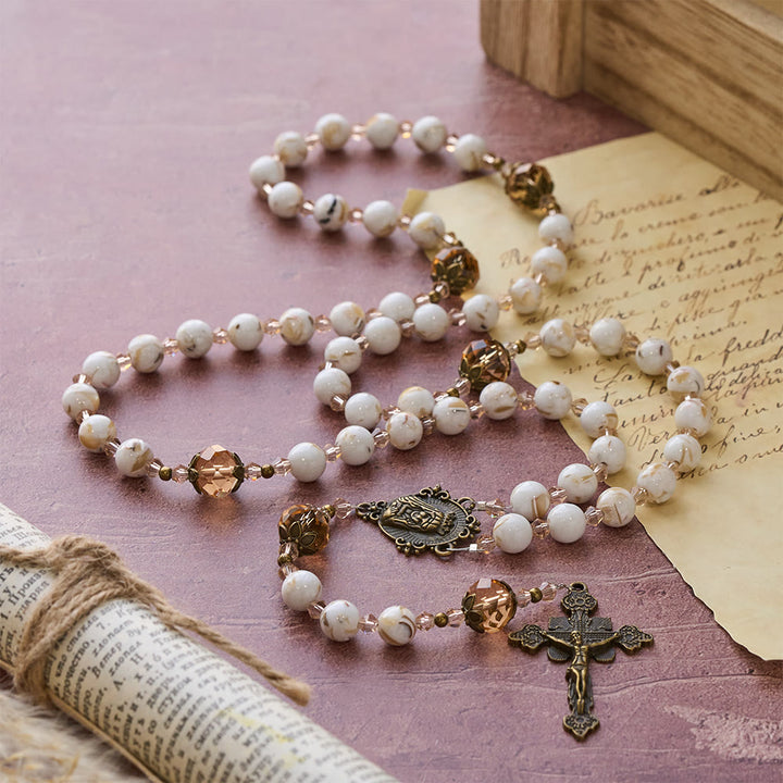 Christianartworkshop Rosenkranz aus weißem Muschelweiß mit türkisfarbenen und champagnerfarbenen Akzenten: Bewahre seinen Frieden in deiner Nähe - Unsere Liebe Frau und das Kruzifix - image 0