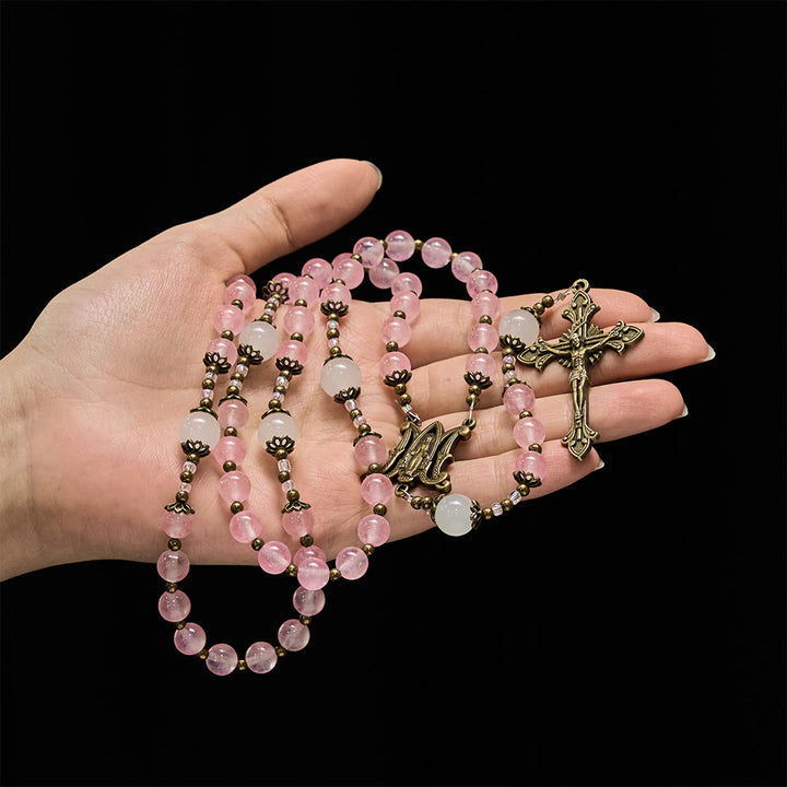 Christianartworkshop Rosenkranz mit kunstvollem Kruzifix aus rosa und weißen Glasperlen: Verkörpere seine sanfte Gnade - image 1