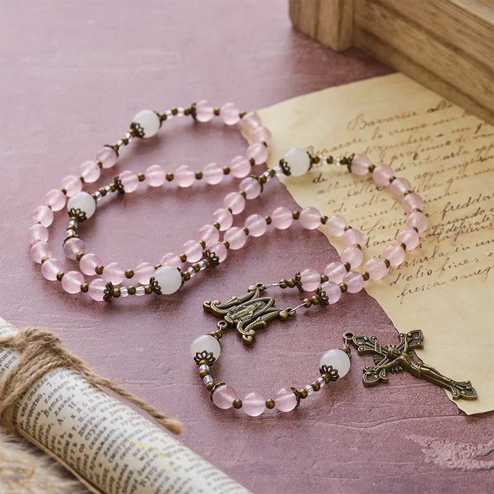 Christianartworkshop Rosenkranz mit kunstvollem Kruzifix aus rosa und weißen Glasperlen: Verkörpere seine sanfte Gnade - Unsere Liebe Frau und das Kruzifix - image 0