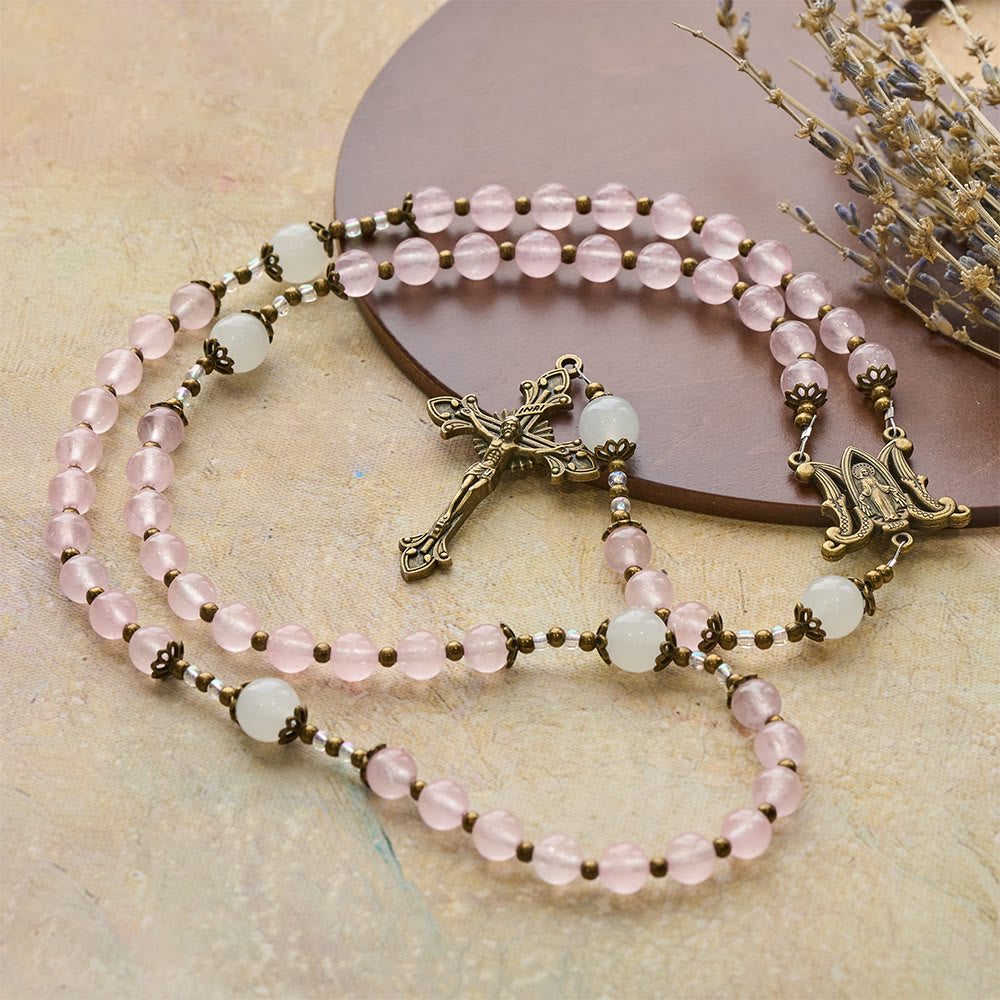 Christianartworkshop Rosenkranz mit kunstvollem Kruzifix aus rosa und weißen Glasperlen: Verkörpere seine sanfte Gnade - image 5
