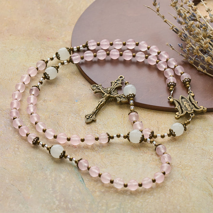 Christianartworkshop Rosenkranz mit kunstvollem Kruzifix aus rosa und weißen Glasperlen: Verkörpere seine sanfte Gnade - image 5