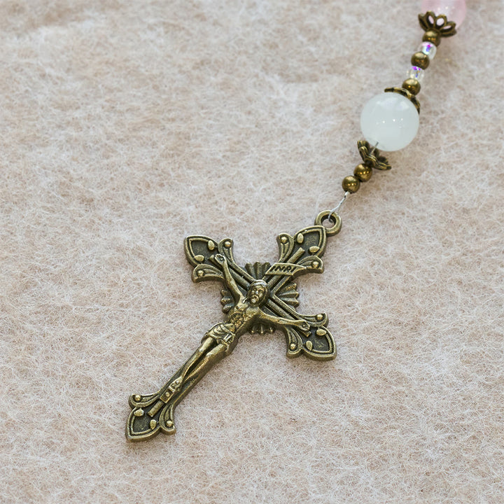 Christianartworkshop Rosenkranz mit kunstvollem Kruzifix aus rosa und weißen Glasperlen: Verkörpere seine sanfte Gnade - image 8