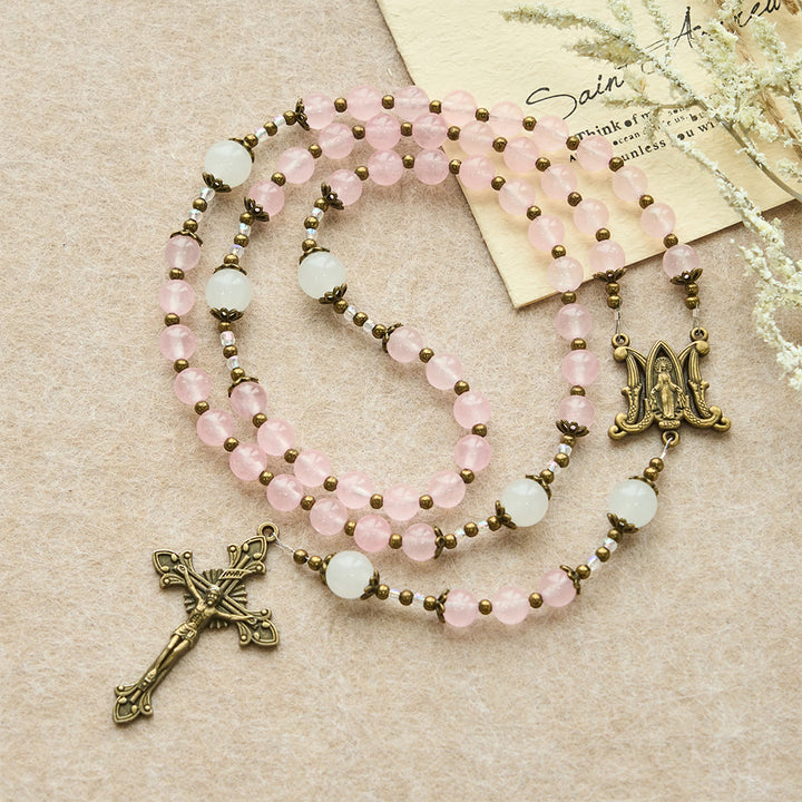 Christianartworkshop Rosenkranz mit kunstvollem Kruzifix aus rosa und weißen Glasperlen: Verkörpere seine sanfte Gnade - image 4