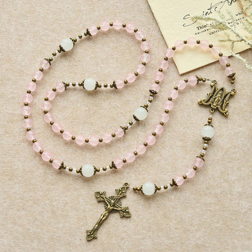 Christianartworkshop Rosenkranz mit kunstvollem Kruzifix aus rosa und weißen Glasperlen: Verkörpere seine sanfte Gnade - image 3