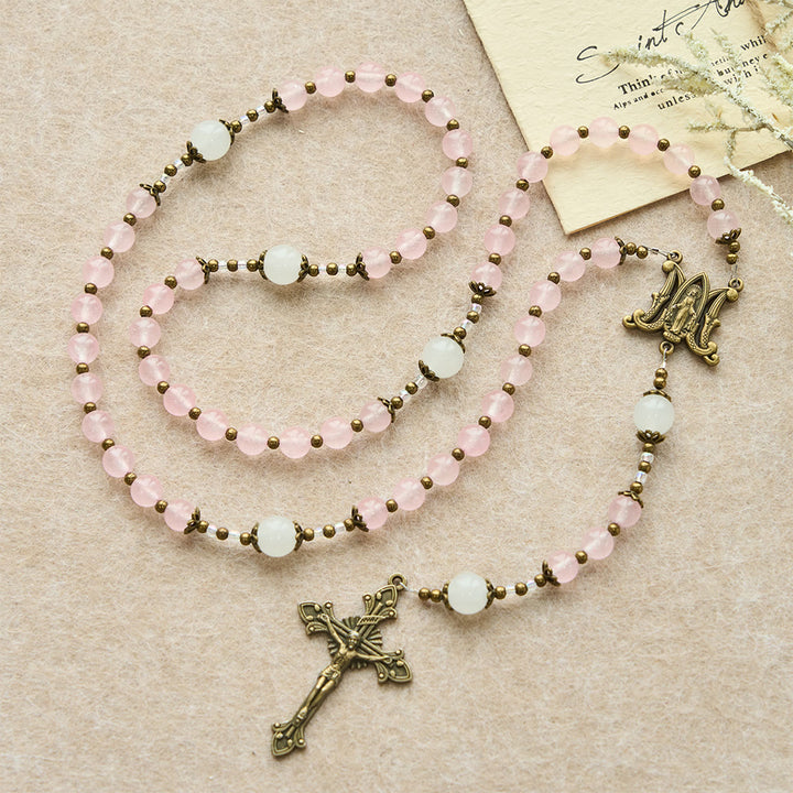 Christianartworkshop Rosenkranz mit kunstvollem Kruzifix aus rosa und weißen Glasperlen: Verkörpere seine sanfte Gnade - image 3