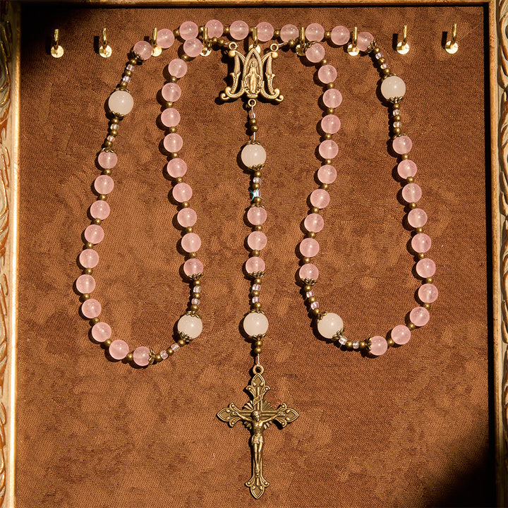 Christianartworkshop Rosenkranz mit kunstvollem Kruzifix aus rosa und weißen Glasperlen: Verkörpere seine sanfte Gnade - image 2