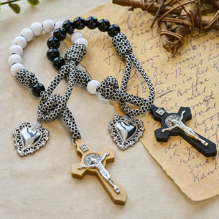 Christianartworkshop Rosenkranz-Set für Paare im Taschenformat mit Herz Jesu und Kruzifix - Paar-Set (Schwarz-Weiß) - image 0