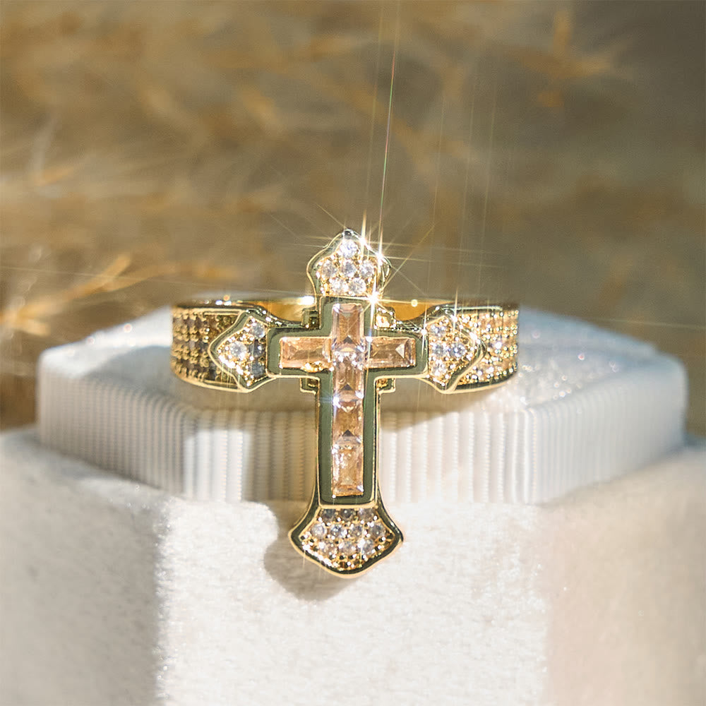 Ring mit zentralem Kreuzmotiv von Christianartworkshop und Zirkonia-Akzenten: Tragen Sie seine Fürsorge jeden Tag - Goldener und weißer Zirkon - US 11 - image 0