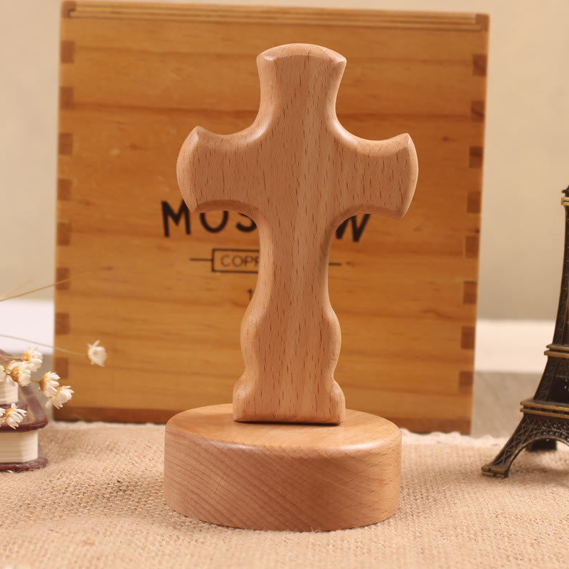 Christianartworkshop Tischkreuz aus Holz mit rundem/floralem Sockel: Verkörpere seine stille Ruhe bei der Arbeit - Kreuz B & Rundsockel - Licht - image 3