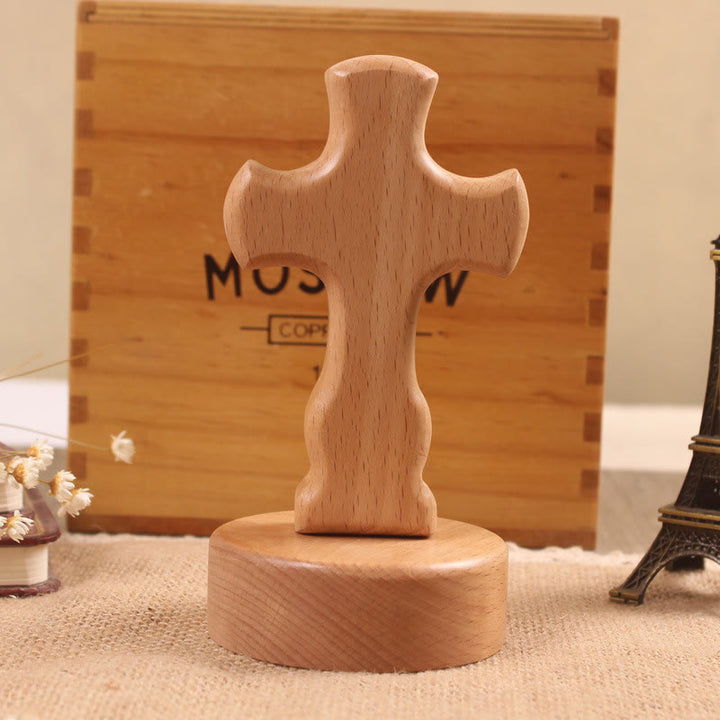 Christianartworkshop Tischkreuz aus Holz mit rundem/floralem Sockel: Verkörpere seine stille Ruhe bei der Arbeit - Kreuz B & Rundsockel - Licht - image 3