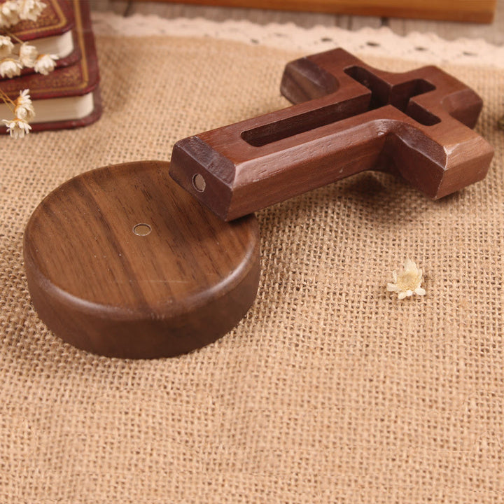Christianartworkshop Tischkreuz aus Holz mit rundem/floralem Sockel: Verkörpere seine stille Ruhe bei der Arbeit - Kreuz A & Rundbasis - Dunkel - image 7
