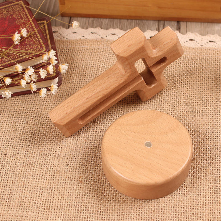 Christianartworkshop Tischkreuz aus Holz mit rundem/floralem Sockel: Verkörpere seine stille Ruhe bei der Arbeit - image 1
