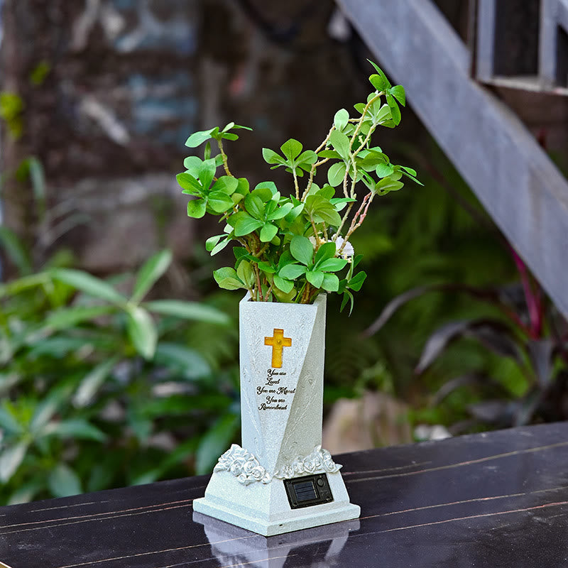 Christianartworkshop Solarbetriebene Kreuzvase als Friedhofsschmuck: Trage seine Gnade in zärtlichen Momenten - image 4
