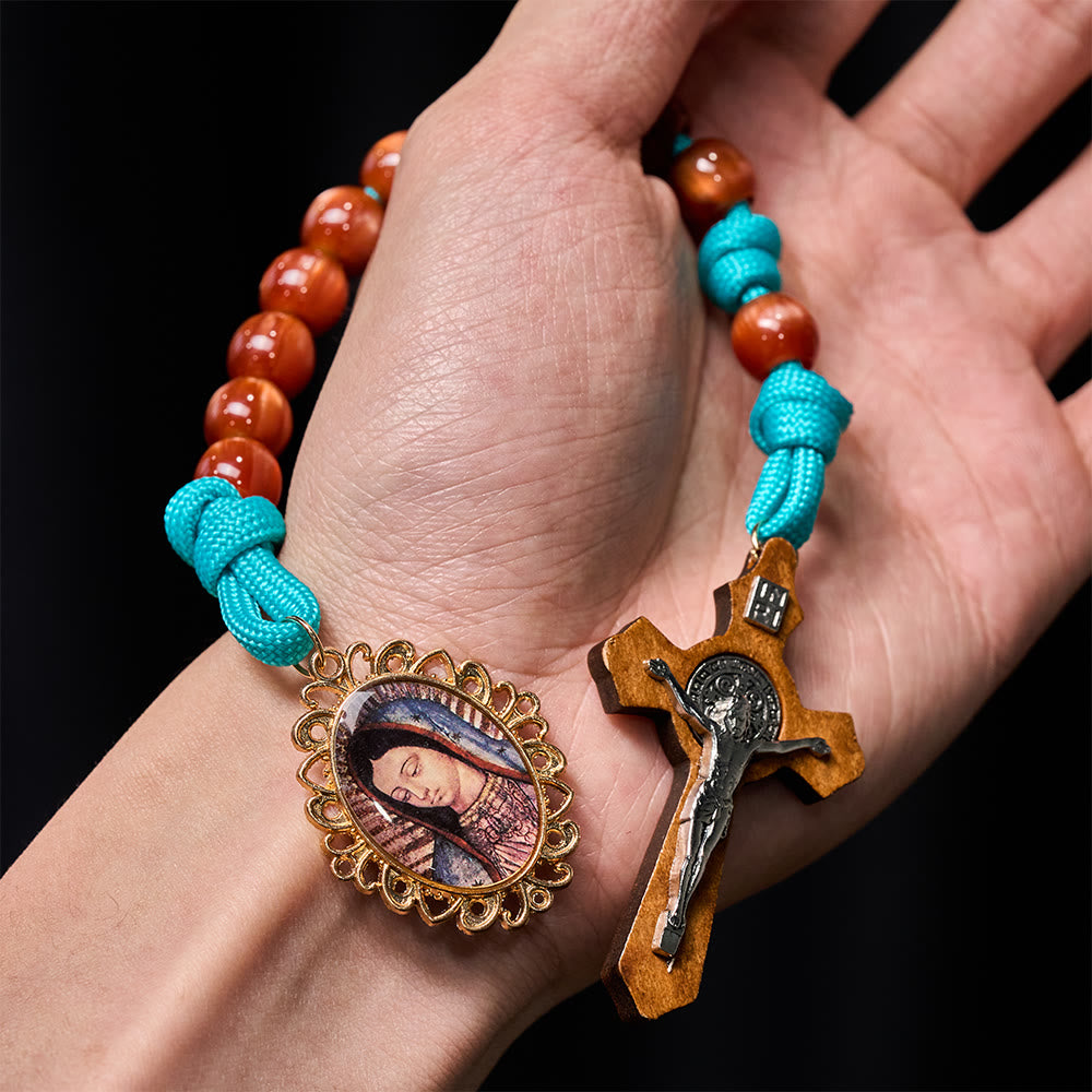 Christianartworkshop Leuchtend türkisfarbener Taschenrosenkranz aus Paracord und purpurroten Perlen mit passendem Marien- und Kruzifix-Element - image 1