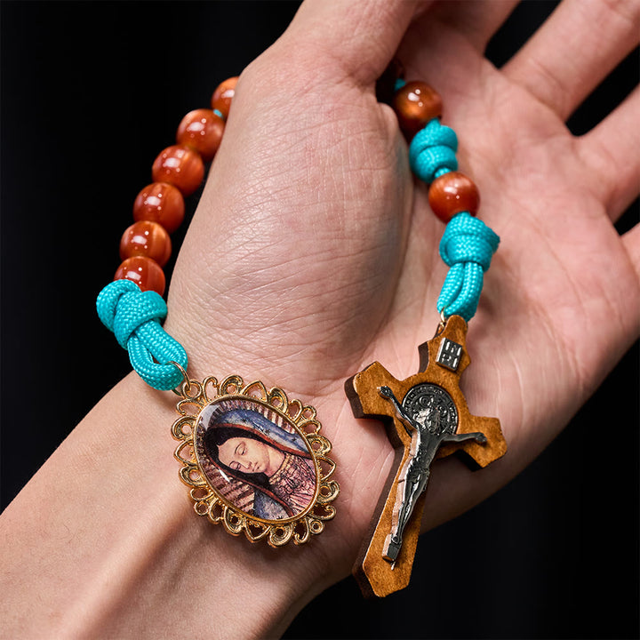 Christianartworkshop Leuchtend türkisfarbener Taschenrosenkranz aus Paracord und purpurroten Perlen mit passendem Marien- und Kruzifix-Element - image 1