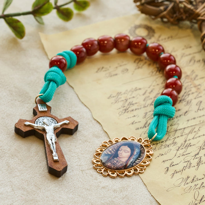 Christianartworkshop Leuchtend türkisfarbener Taschenrosenkranz aus Paracord und purpurroten Perlen mit passendem Marien- und Kruzifix-Element - image 2
