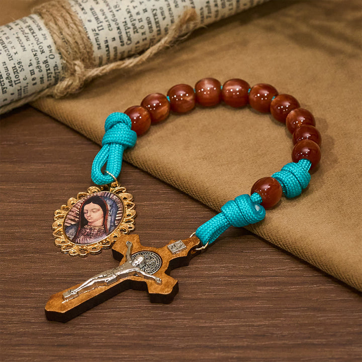 Christianartworkshop Leuchtend türkisfarbener Taschenrosenkranz aus Paracord und purpurroten Perlen mit passendem Marien- und Kruzifix-Element - image 3