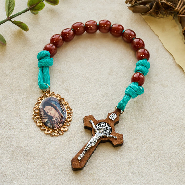 Christianartworkshop Leuchtend türkisfarbener Taschenrosenkranz aus Paracord und purpurroten Perlen mit passendem Marien- und Kruzifix-Element - Unsere Liebe Frau und das Kruzifix - image 0