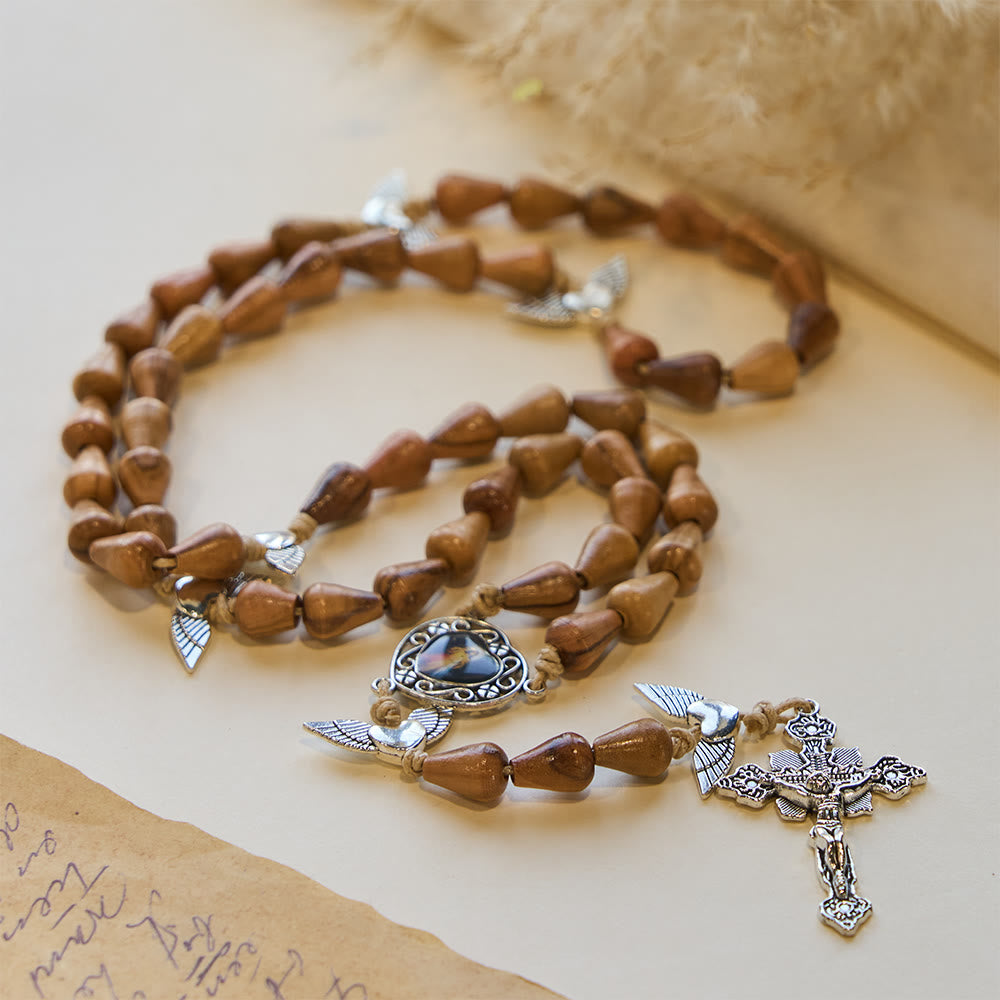 Christianartworkshop Rustikaler Rosenkranz aus Olivenholz in Tropfenform mit Engelsflügeln und heiligem Kruzifix - image 3