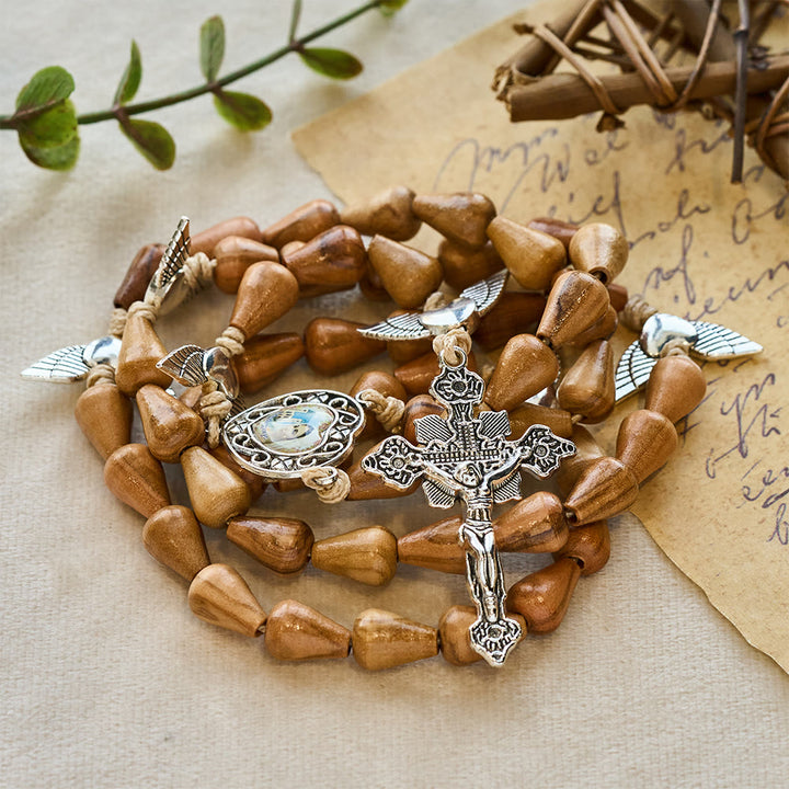 Christianartworkshop Rustikaler Rosenkranz aus Olivenholz in Tropfenform mit Engelsflügeln und heiligem Kruzifix - image 5