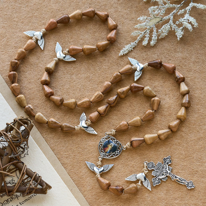 Christianartworkshop Rustikaler Rosenkranz aus Olivenholz in Tropfenform mit Engelsflügeln und heiligem Kruzifix - Unsere Liebe Frau und das Kruzifix - image 0