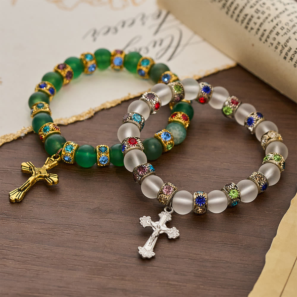 Christianartworkshop Armband mit mattiertem grünem Achat und weißem Glas in Kreuzform: Sanftes Vertrauen in leuchtender Textur - image 1